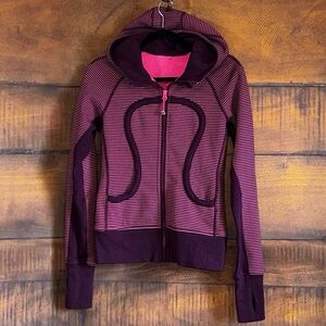 Lululemon Scuba Hoodie
Size tag and dot missing. 
Measures pit to pit 17”